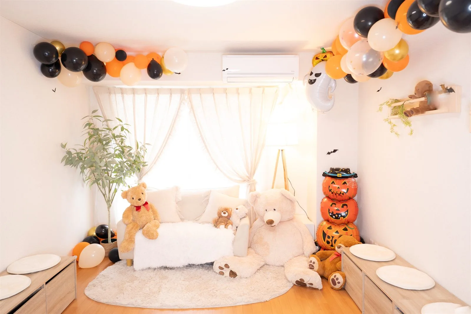 子連れハロウィンの参考になる名古屋店の過去の装飾例。ソファとくま、オレンジや黒の風船、かぼちゃのある室内