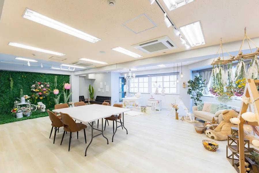 食事用テーブル、ソファ、遊び場、撮影スペースを一室に備えたMoff room三ノ宮店の室内全景